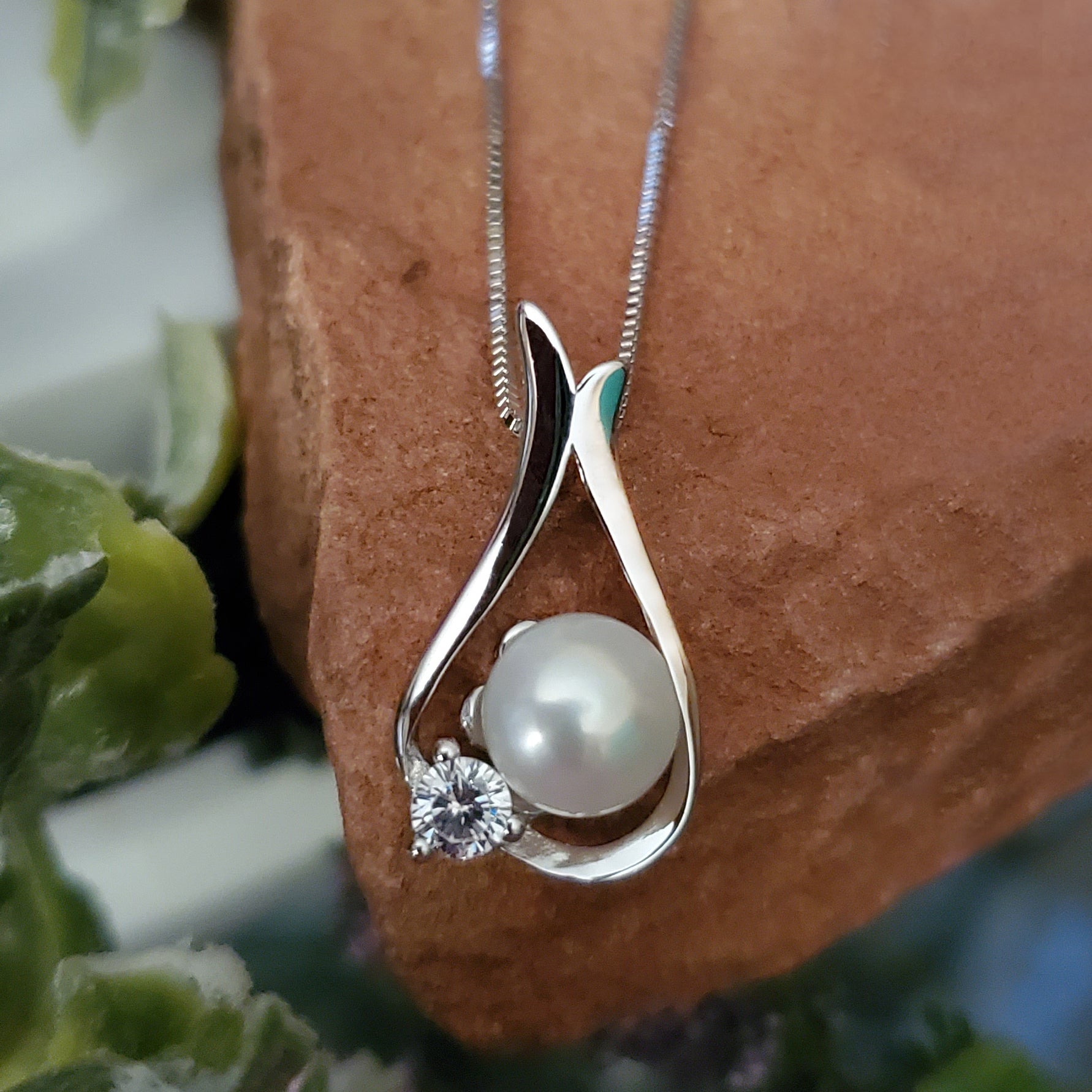 Women's Classic 925 Sterling Silver Pearl in a Tulip Pendant