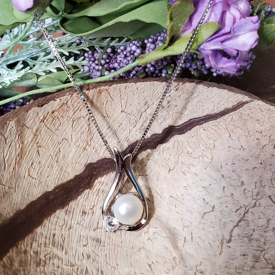 Women's Classic 925 Sterling Silver Pearl in a Tulip Pendant